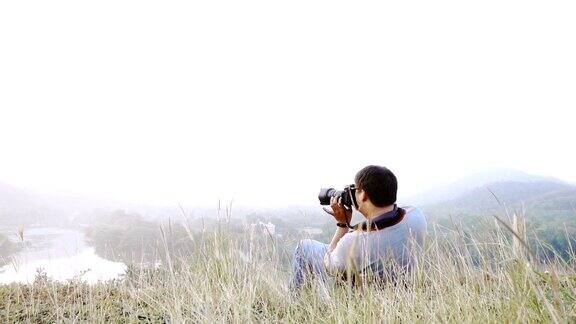 亚洲男人用相机拍摄美丽的自然风光