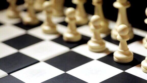 在国际象棋比赛中移动的白卒