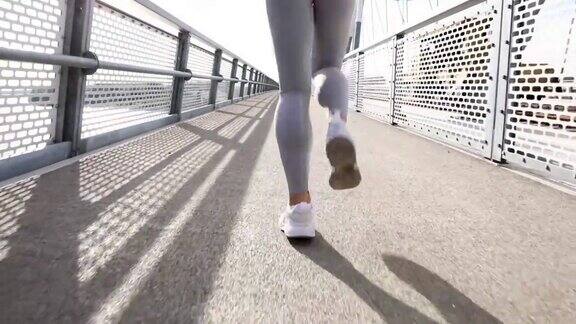 女子早上在桥上跑步特写慢镜头