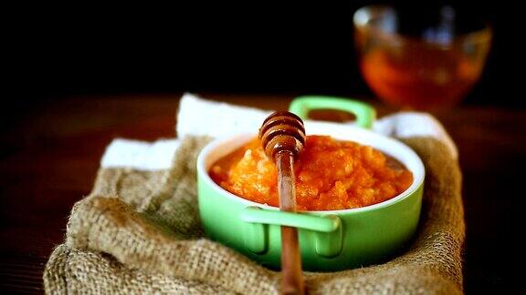 煮熟的甜南瓜粥加蜂蜜放在桌上一盘