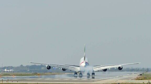 商用空客A380大型喷气式飞机降落