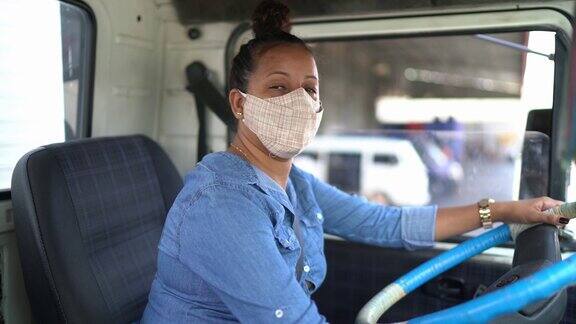 一名女卡车司机戴着面罩的肖像
