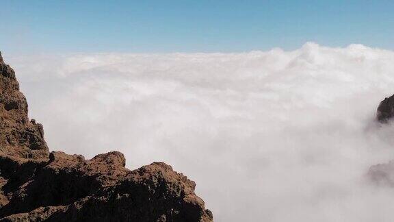 令人惊叹的鸟瞰图火山岩石下的密集云层PicodelasNieves大加那利岛
