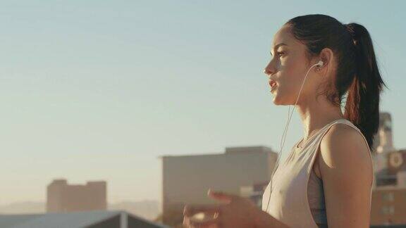 一名年轻女子在跑步时用耳机听音乐的4k视频片段