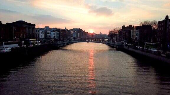 日落时分都柏林市中心和利菲河的鸟瞰图