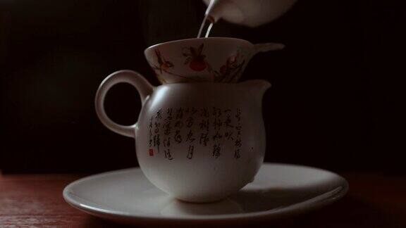 传统的中国冲泡手法泡茶叶