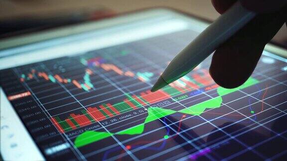 商人分析股票市场数据图特写