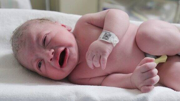 新生婴儿啼哭是人生命的第一分钟