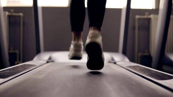 慢动作镜头据说女性的腿在跑步机上穿着运动鞋