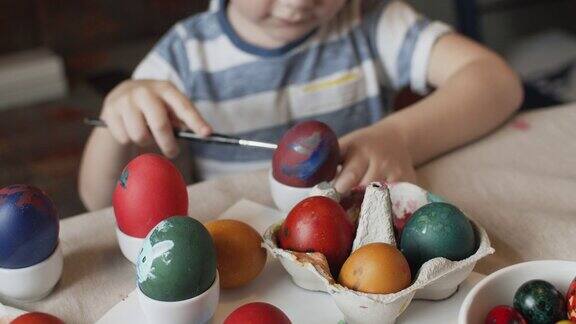 小男孩在复活节彩蛋上作画