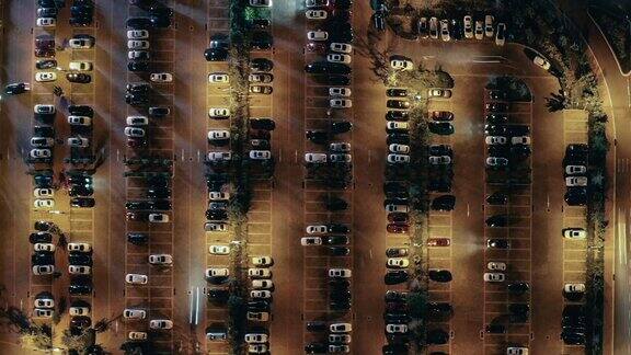 在晚上繁忙的停车场