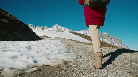 激发了女性冬季徒步旅行和登山的灵感