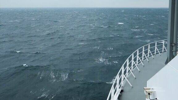 从中转船(小舟、码头)船首看真正的北浪海阴沉的天空