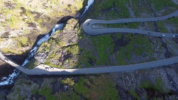俯瞰挪威的Trollstigen路和stistifossen瀑布挪威