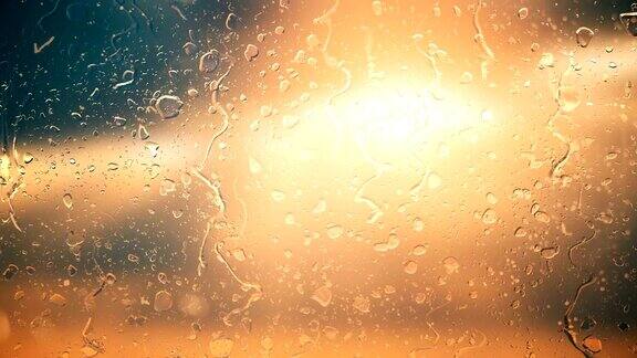 云层中的太阳透过玻璃在雨滴中闪耀