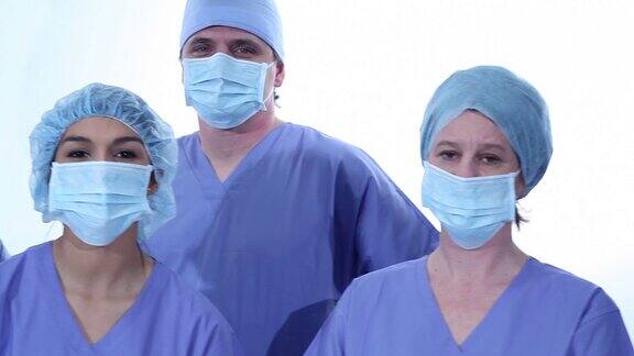 一群穿着手术服的外科医生