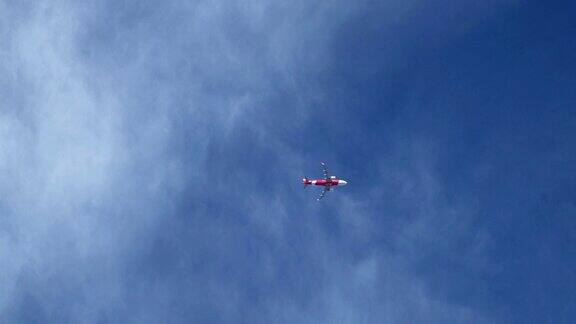 慢镜头小飞机在蓝天中飞行