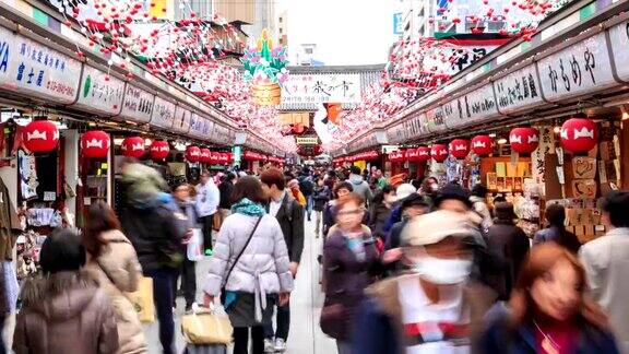 拥挤的人群走在老东京市场