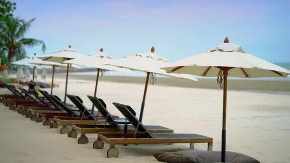 白色沙滩上的沙滩椅和遮阳伞夏季自然景观局部岛屿