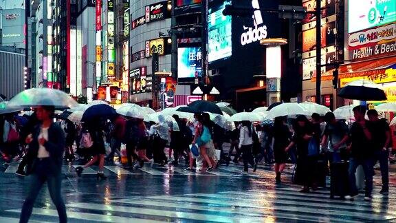 在雨中黄昏时分涉谷人群撑着伞过马路