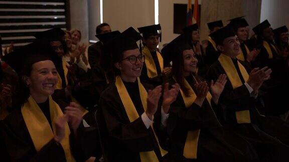 毕业演讲结束后快乐的拉美学生在毕业典礼上鼓掌