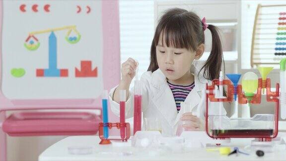 小女孩玩调色科学实验