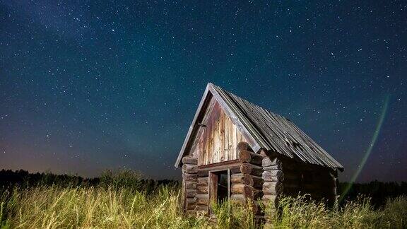 时间流逝的星空在森林边缘的木屋
