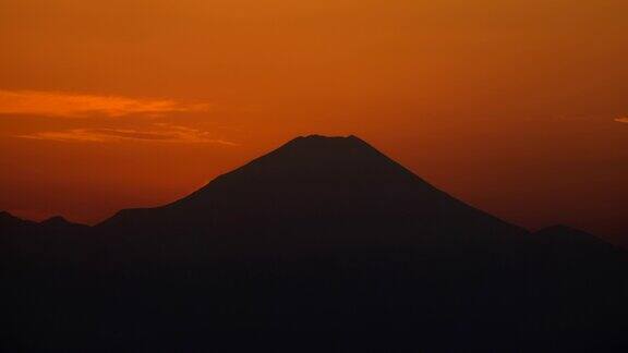 黄昏时分的富士山鲜红的太阳正在落山