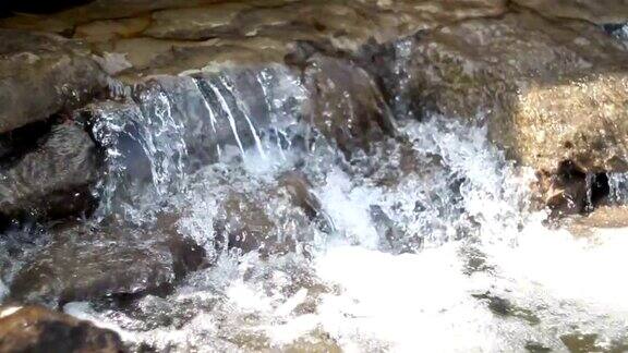 瀑布从平坦的岩石上倾泻而下