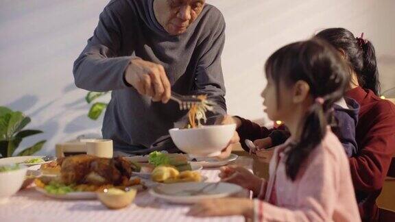 视频系列亚洲多代家庭吃泰国菜晚餐而庆祝节日在一起