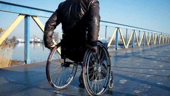 残疾人在桥上开车残疾人自信男性残疾人
