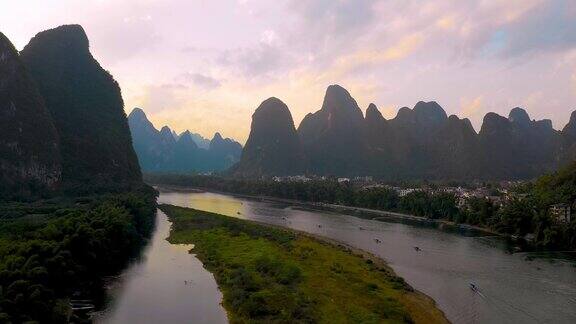 航拍俯瞰中国漓江上令人惊叹的岩层风光