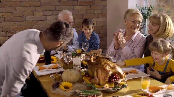 一名男子正在为家人准备感恩节晚餐