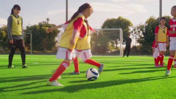 女孩子的足球或足球队成员分成两队互相竞争以提高他们的技能