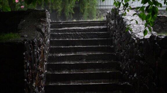 大雨打在室外楼梯的水泥台阶上