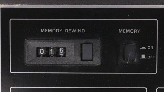 老式机械盒式录音机计数器从34倒数到0复古的技术