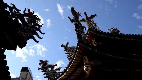 庙宇的屋顶亚洲的龙石雕和古典建筑龙像的剪影