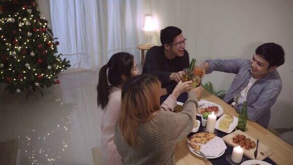 一群亚洲朋友在圣诞晚宴上欢声笑语快乐的泰国人一起吃披萨在派对期间在家慢动作的场景