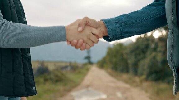 一名不知名的男子和一名女子在农场握手