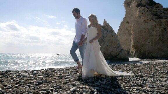 新婚夫妇欣赏大海的景色