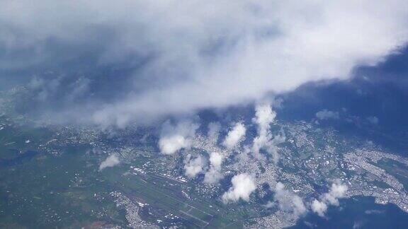 冲绳附近嘉手纳空军基地的鸟瞰图