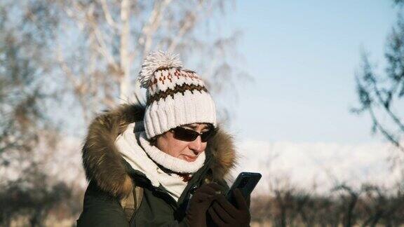 一名女游客在偏远地区迷路手机没有信号