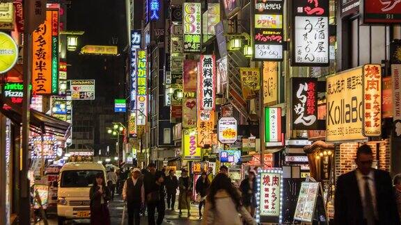 4K延时平移:日本东京晚上歌舞伎町的人群