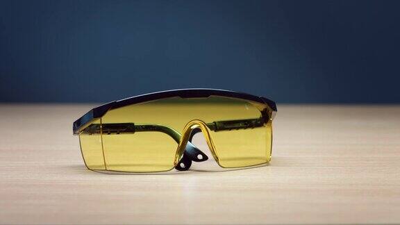 把黄色的防护眼镜放在桌子上
