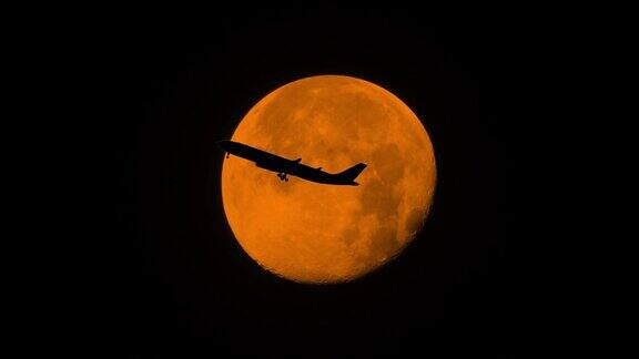 在月亮的黑色背景上飞行的飞机