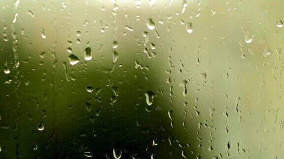 雨落在窗玻璃上