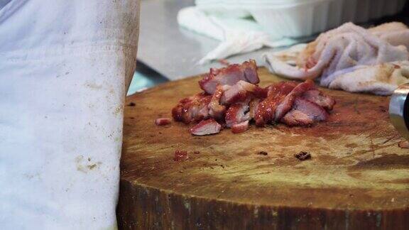 在香港一个屠夫切肉和准备肉