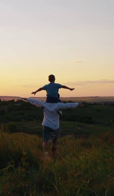 竖屏:父亲和儿子一起在大自然中玩耍