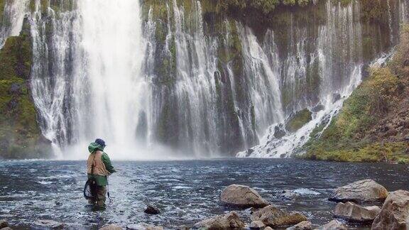 在北加州的伯尼瀑布钓鱼的高级妇女