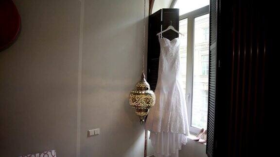 卧室里的婚纱